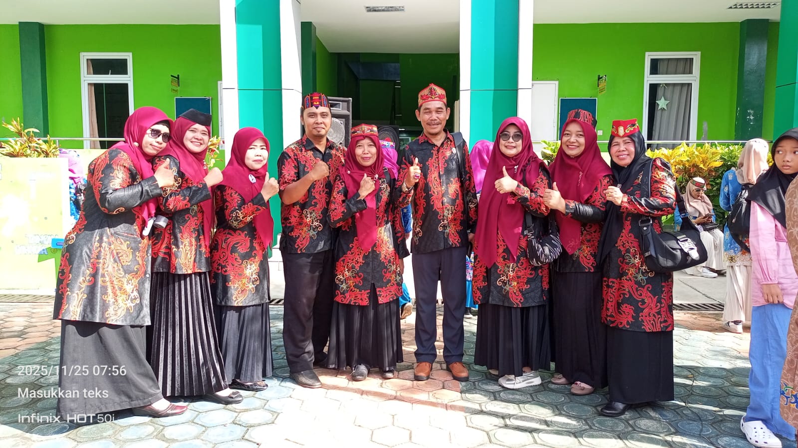 Semangat Kebersamaan, Dewan Guru MTs Darul Ulum Ikuti Apel Peringatan HGN 2025 di MTsN 1 Kota Palangka Raya